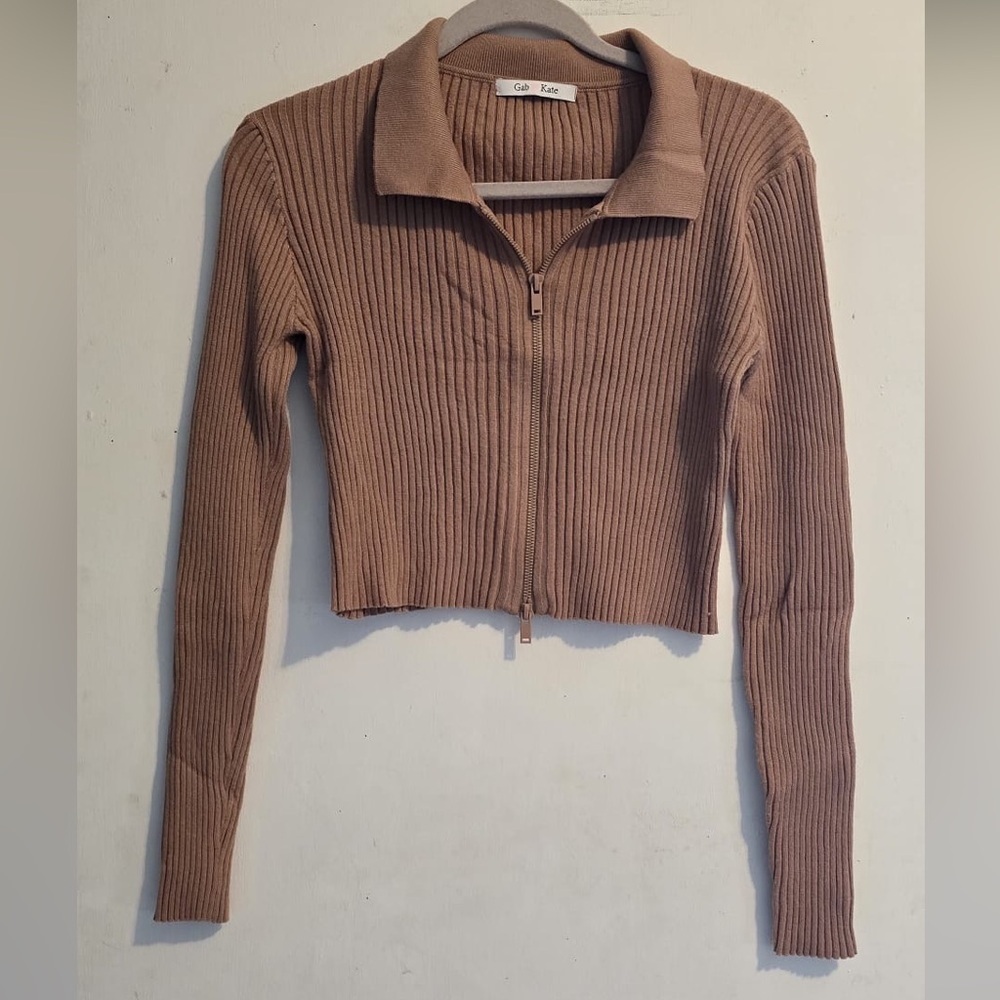 Stylish Ribbed Zip-Up Crop Top - Picture 2 of 14